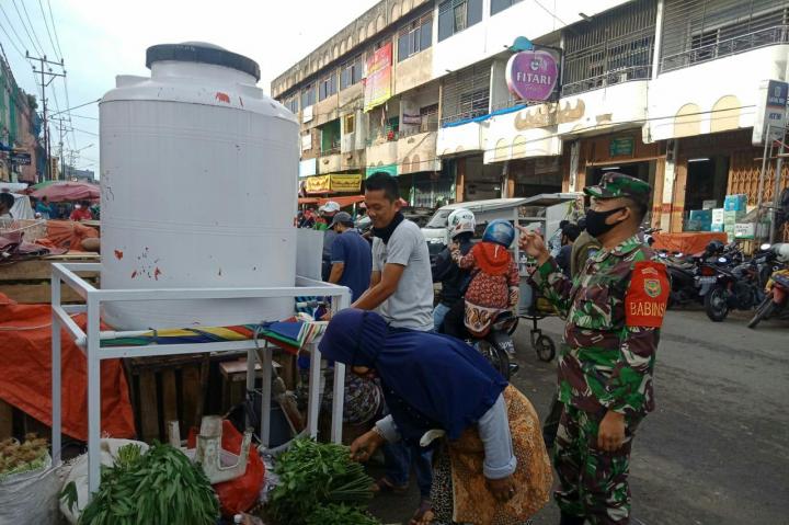 Cegah Covid-19, Koramil 410-05/TKP Patroli Penegakan Disiplin Protokol Kesehatan di Pasar