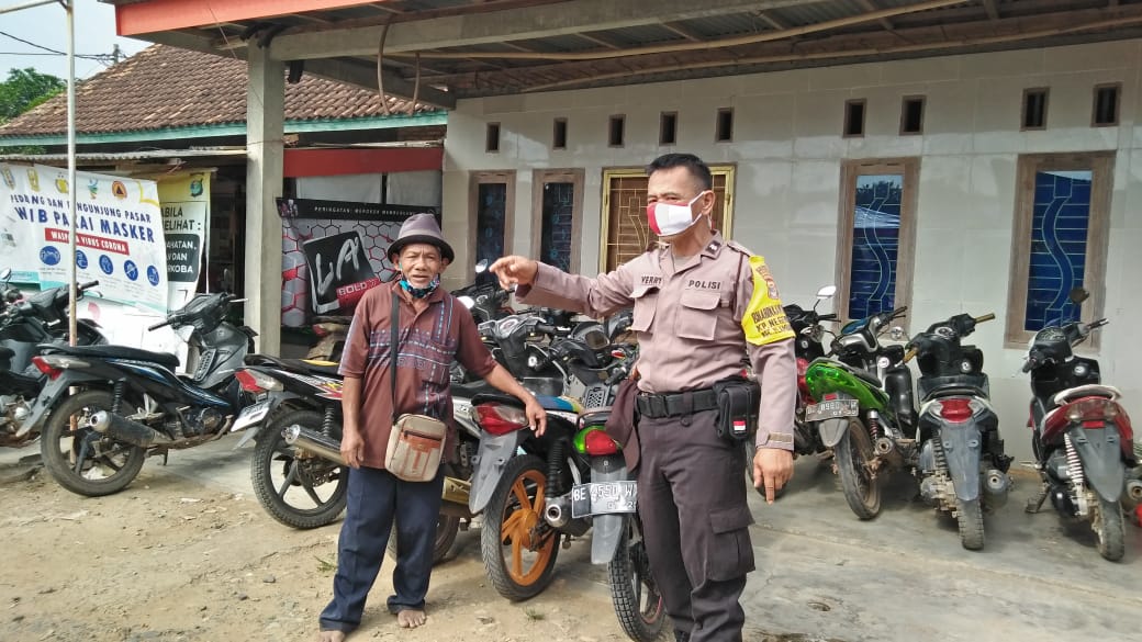 Bhabinkamtibmas Polres Way Kanan Beri Himbauan Protokol Kesehatan di Pasar Rakyat