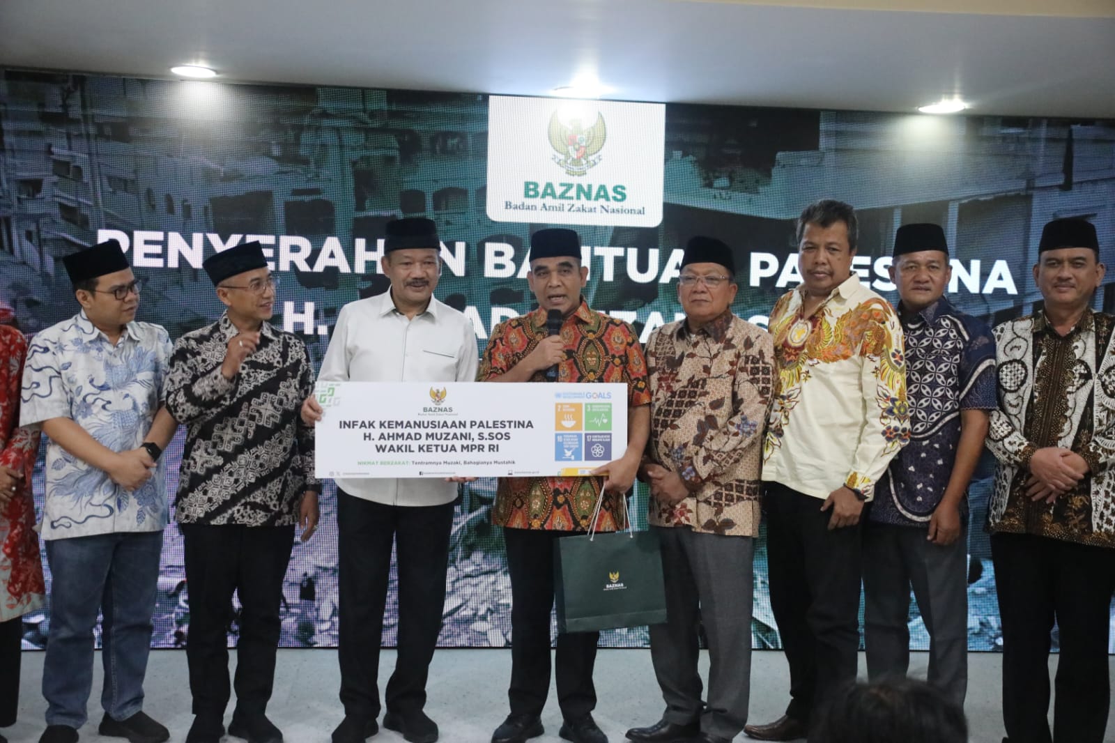Sekjen Gerindra Serahkan Dana Bantuan Hasil Lelang Sapi Miliknya ke Baznas untuk Palestina