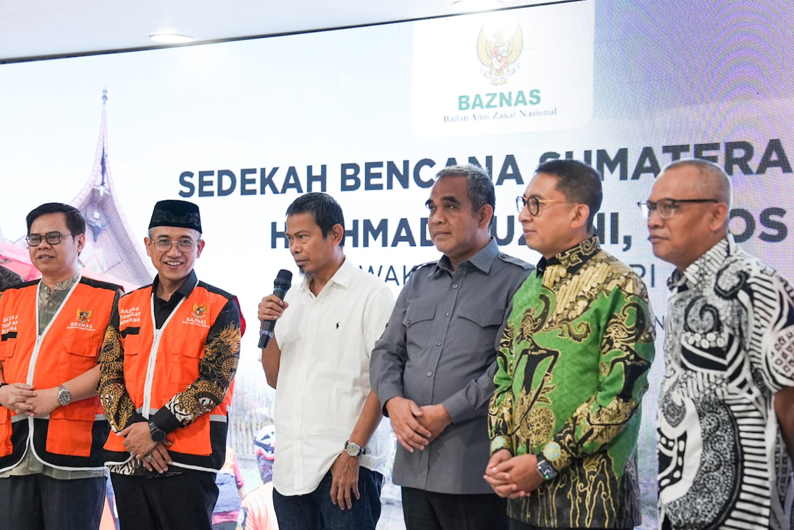 Muzani Serahkan Rp 500 juta Hasil Lelang Sapi ke Baznas untuk Korban Bencana Sumbar